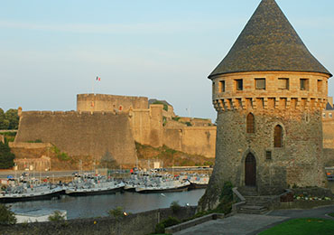Vue du port de Brest - Château et tour Tanguy