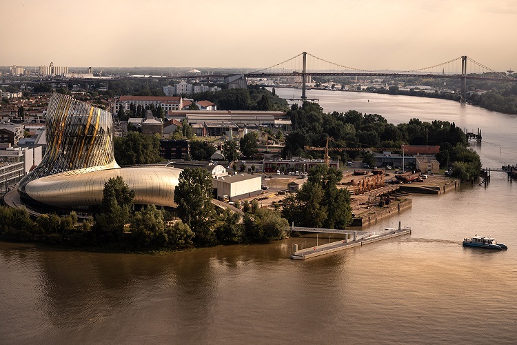 vue aérienne de la Cité du Vin à Bordeaux