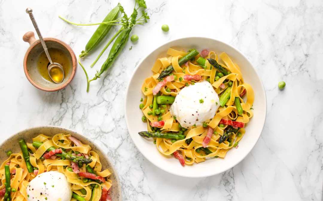 Tagliatelles aux asperges vertes, petits pois et lardons grillés